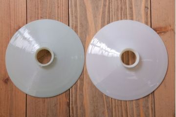 アンティーク　白いガラス製平笠のレトロな天井照明2つセット(3)