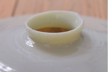 アンティーク　白いガラス製平笠のレトロな天井照明2つセット(3)