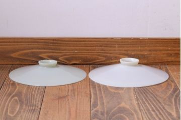 アンティーク　白いガラス製平笠のレトロな天井照明2つセット(3)