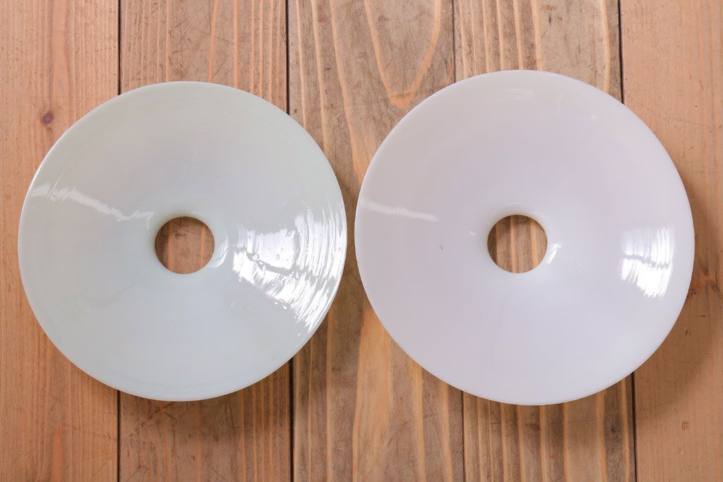 アンティーク　白いガラス製平笠のレトロな天井照明2つセット(3)