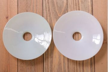 アンティーク　白いガラス製平笠のレトロな天井照明2つセット(3)