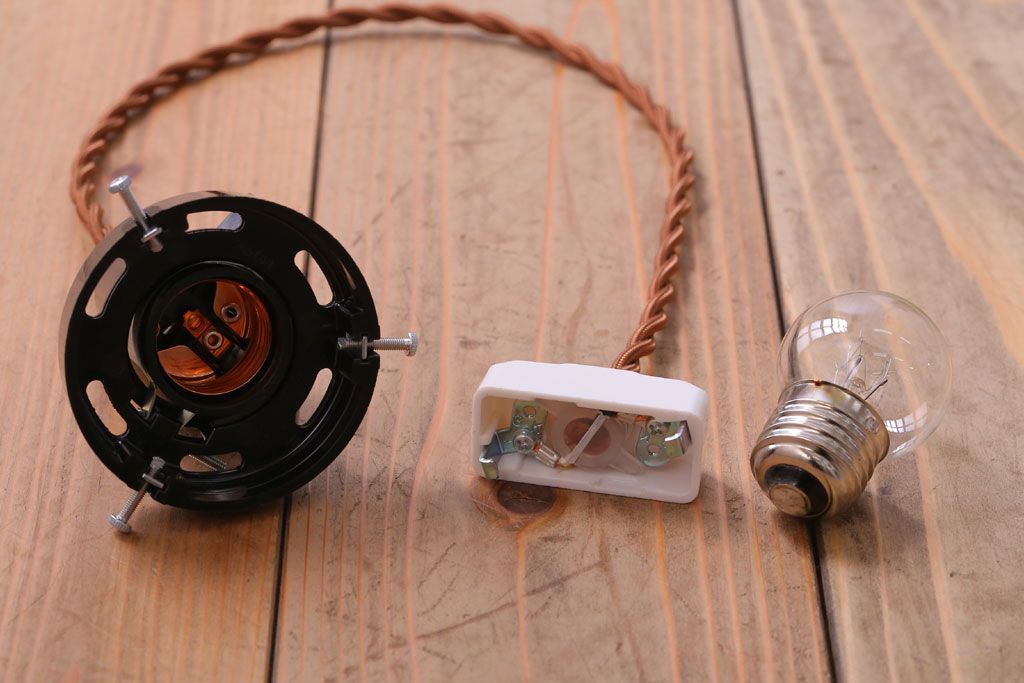 アンティーク　白いガラス製平笠のレトロな天井照明2つセット(3)