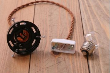 アンティーク　白いガラス製平笠のレトロな天井照明2つセット(3)