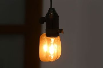 昭和レトロ　アイアンカバーシェードの小さな天井照明