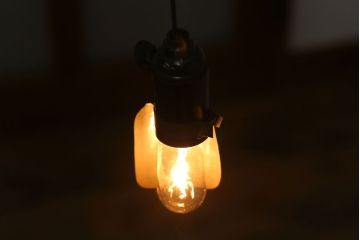 昭和レトロ　アイアンカバーシェードの小さな天井照明