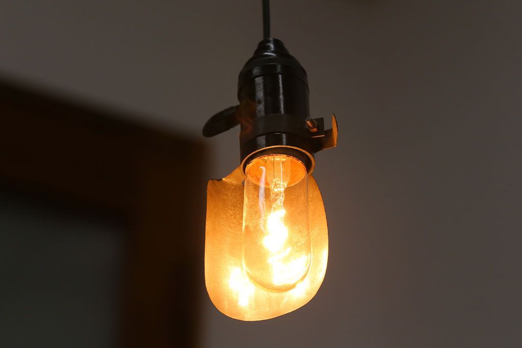 昭和レトロ　アイアンカバーシェードの小さな天井照明