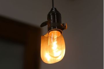 昭和レトロ　アイアンカバーシェードの小さな天井照明