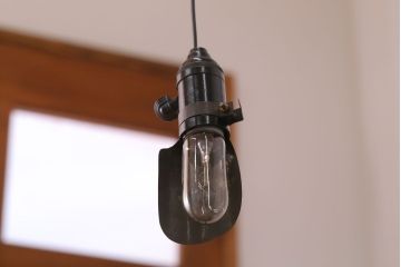 昭和レトロ　アイアンカバーシェードの小さな天井照明