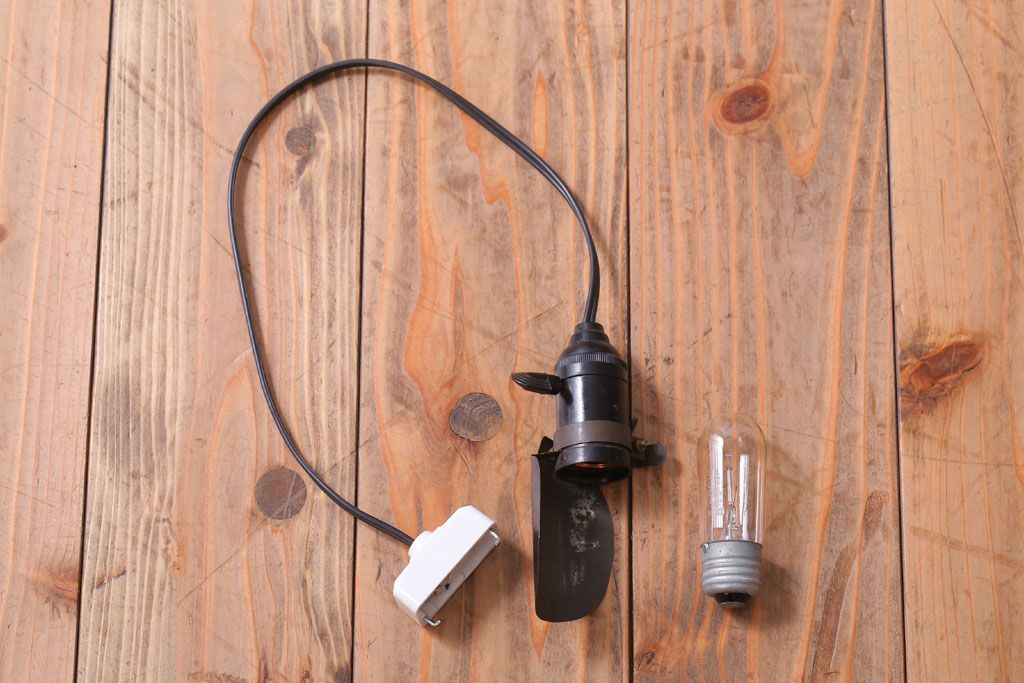 昭和レトロ　アイアンカバーシェードの小さな天井照明