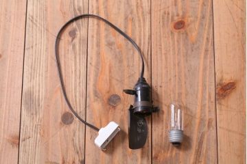 昭和レトロ　アイアンカバーシェードの小さな天井照明