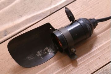 昭和レトロ　アイアンカバーシェードの小さな天井照明