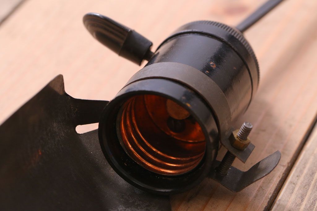 昭和レトロ　アイアンカバーシェードの小さな天井照明