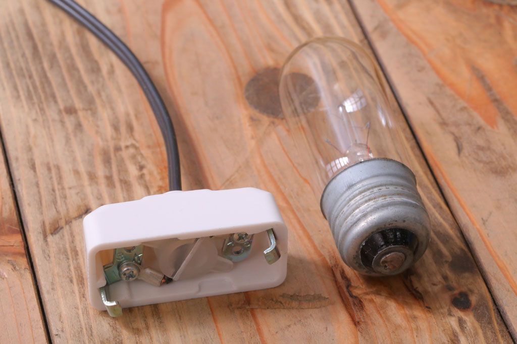 昭和レトロ　アイアンカバーシェードの小さな天井照明