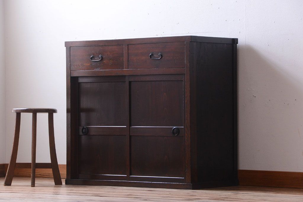 アンティーク家具　古民具・骨董　明治期　味わい深い古い引き戸収納棚