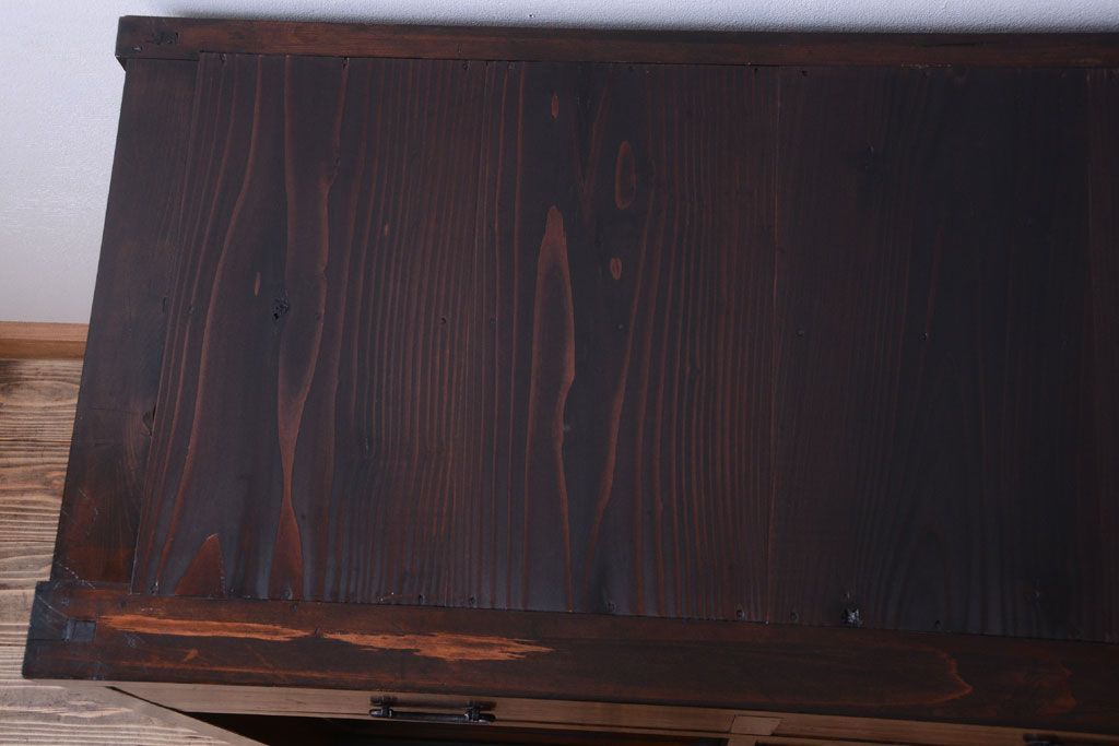 アンティーク家具　古民具・骨董　明治期　味わい深い古い引き戸収納棚