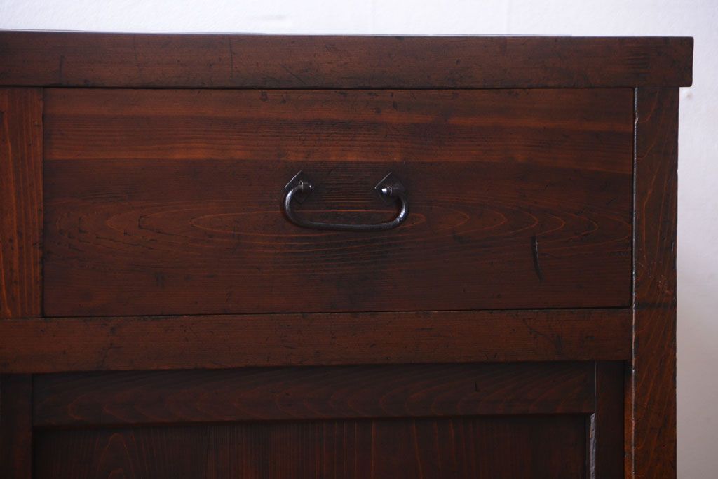 アンティーク家具　古民具・骨董　明治期　味わい深い古い引き戸収納棚