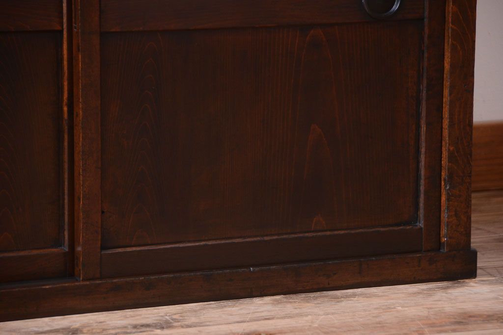 アンティーク家具　古民具・骨董　明治期　味わい深い古い引き戸収納棚