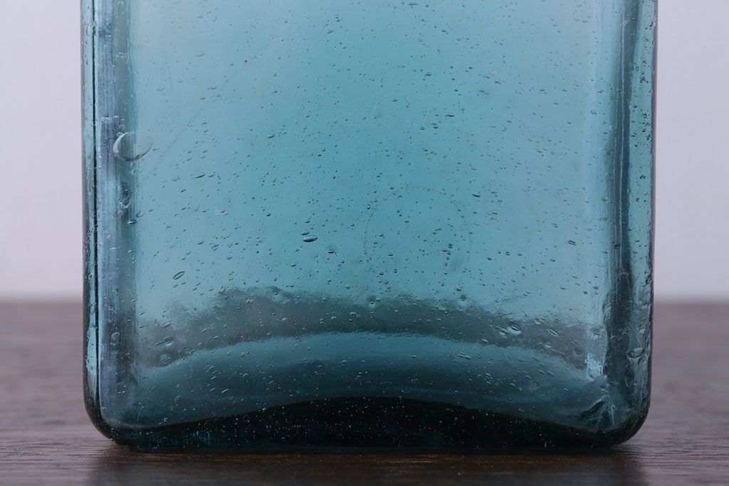 アンティーク雑貨　和製アンティーク　大正期　古い青色ガラス瓶