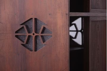 アンティーク家具　古民具・骨董　大正期　透かし彫り!前面桑材の高級茶箪笥