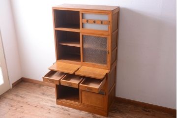 レトロ家具　昭和レトロ　プレスガラス入り!上品なカップボード(食器棚)