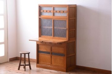 レトロ家具　昭和レトロ　プレスガラス入り!上品なカップボード(食器棚)