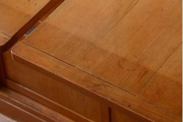 レトロ家具　昭和レトロ　プレスガラス入り!上品なカップボード(食器棚)