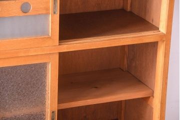 レトロ家具　昭和レトロ　プレスガラス入り!上品なカップボード(食器棚)