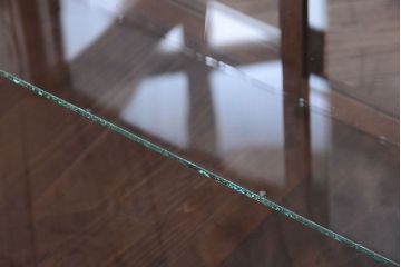 レトロ家具　和製アンティーク　古いタモ材のレトロな台形型ガラスケース