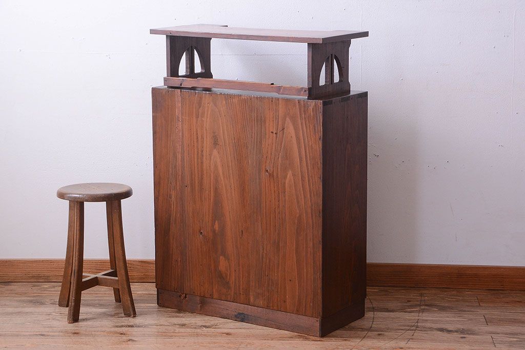 アンティーク家具　和製アンティーク　飾り台付きの上品な古いブックケース(本箱)