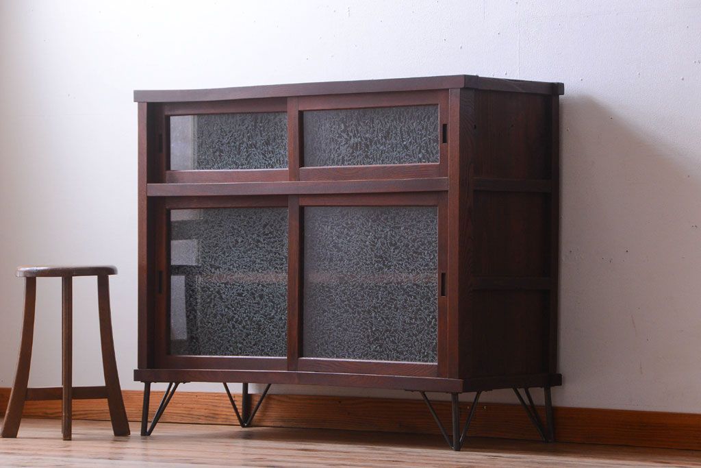 アンティーク家具　和製アンティーク　結霜ガラス入り!前面欅材の鉄脚サイドボード(収納棚)