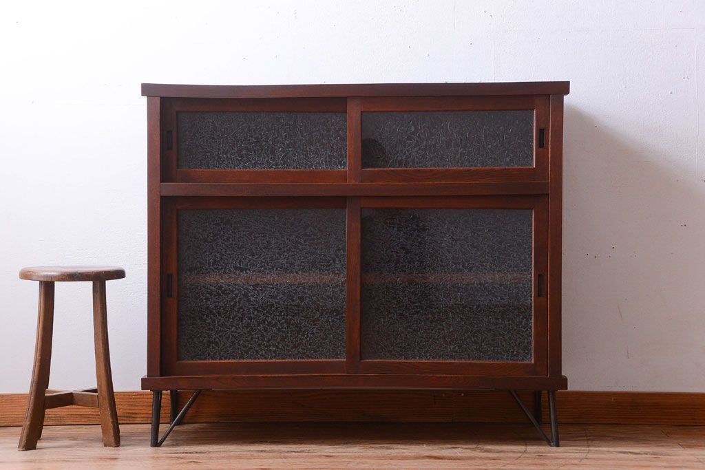 アンティーク家具　和製アンティーク　結霜ガラス入り!前面欅材の鉄脚サイドボード(収納棚)