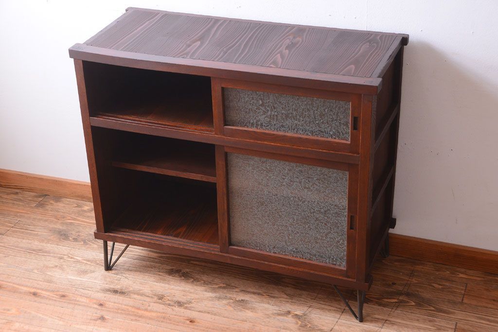 アンティーク家具　和製アンティーク　結霜ガラス入り!前面欅材の鉄脚サイドボード(収納棚)