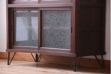 アンティーク家具　和製アンティーク　結霜ガラス入り!前面欅材の鉄脚サイドボード(収納棚)