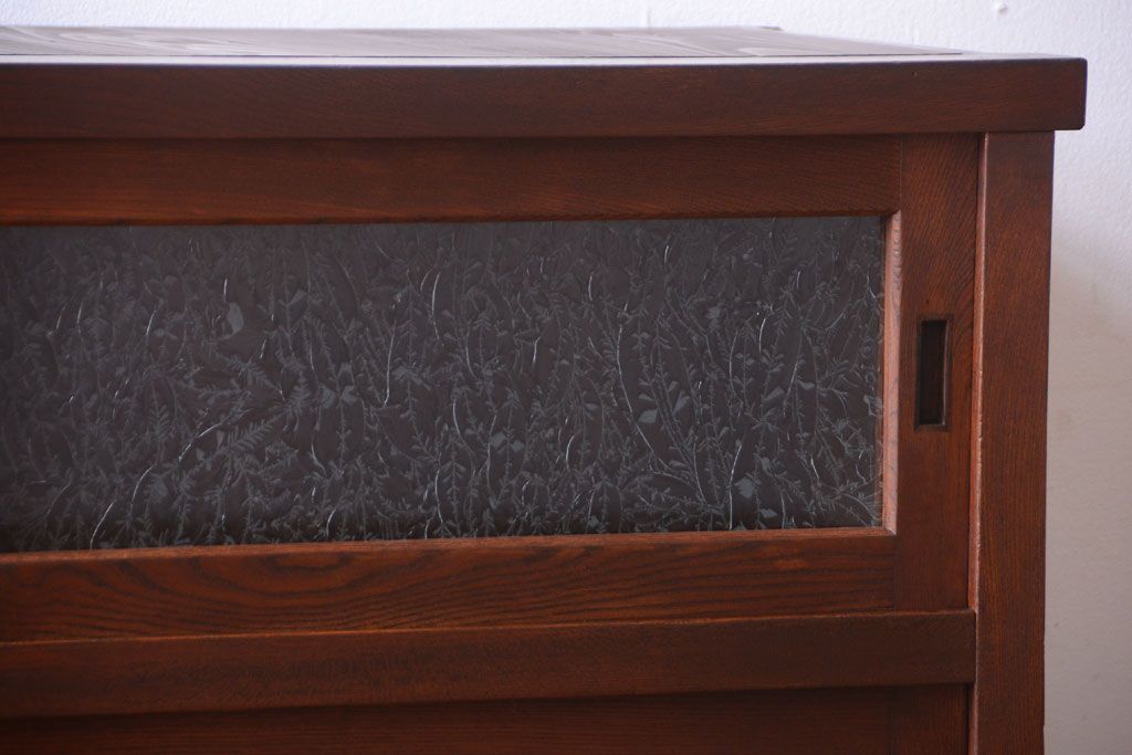 アンティーク家具　和製アンティーク　結霜ガラス入り!前面欅材の鉄脚サイドボード(収納棚)