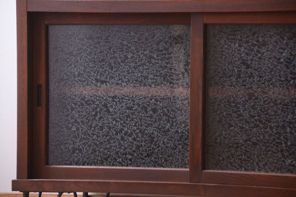 アンティーク家具　和製アンティーク　結霜ガラス入り!前面欅材の鉄脚サイドボード(収納棚)