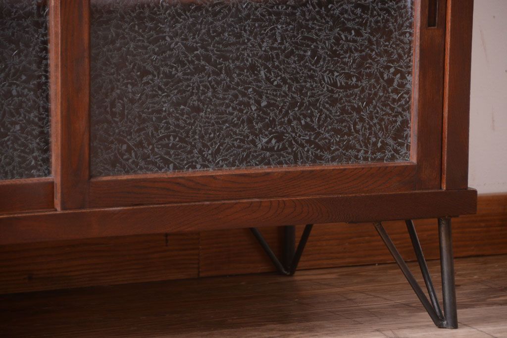 アンティーク家具　和製アンティーク　結霜ガラス入り!前面欅材の鉄脚サイドボード(収納棚)