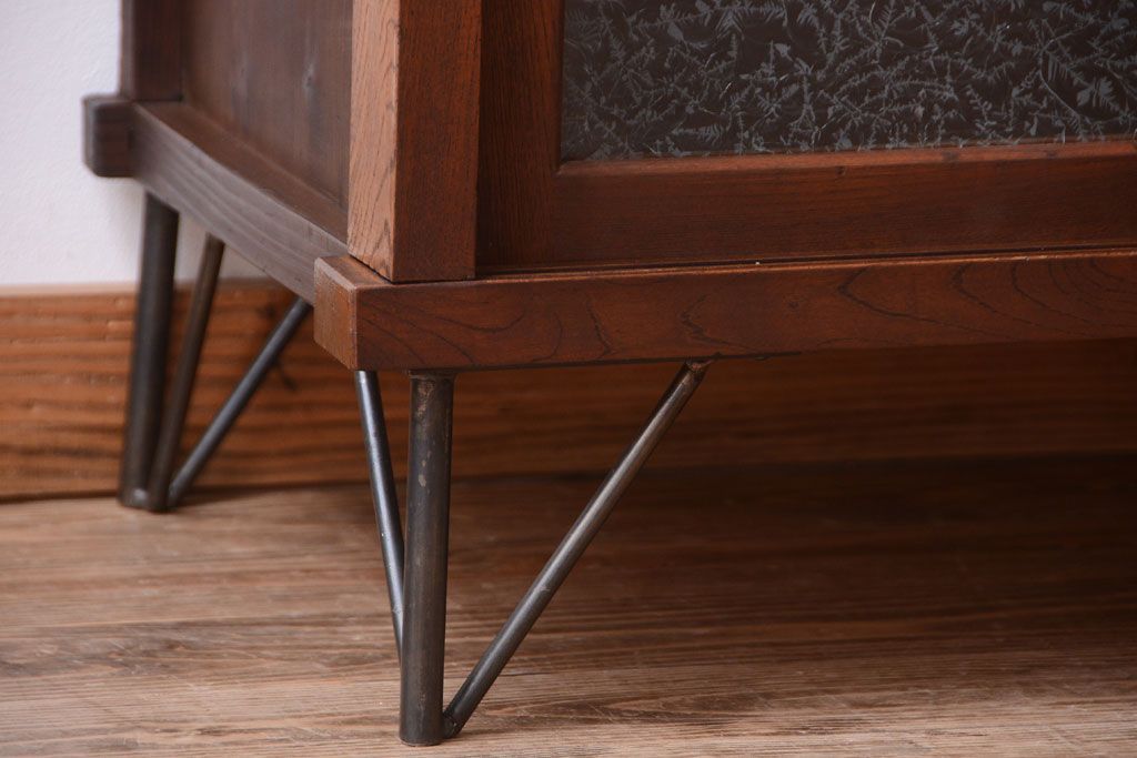 アンティーク家具　和製アンティーク　結霜ガラス入り!前面欅材の鉄脚サイドボード(収納棚)