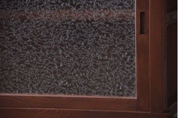 アンティーク家具　和製アンティーク　結霜ガラス入り!前面欅材の鉄脚サイドボード(収納棚)