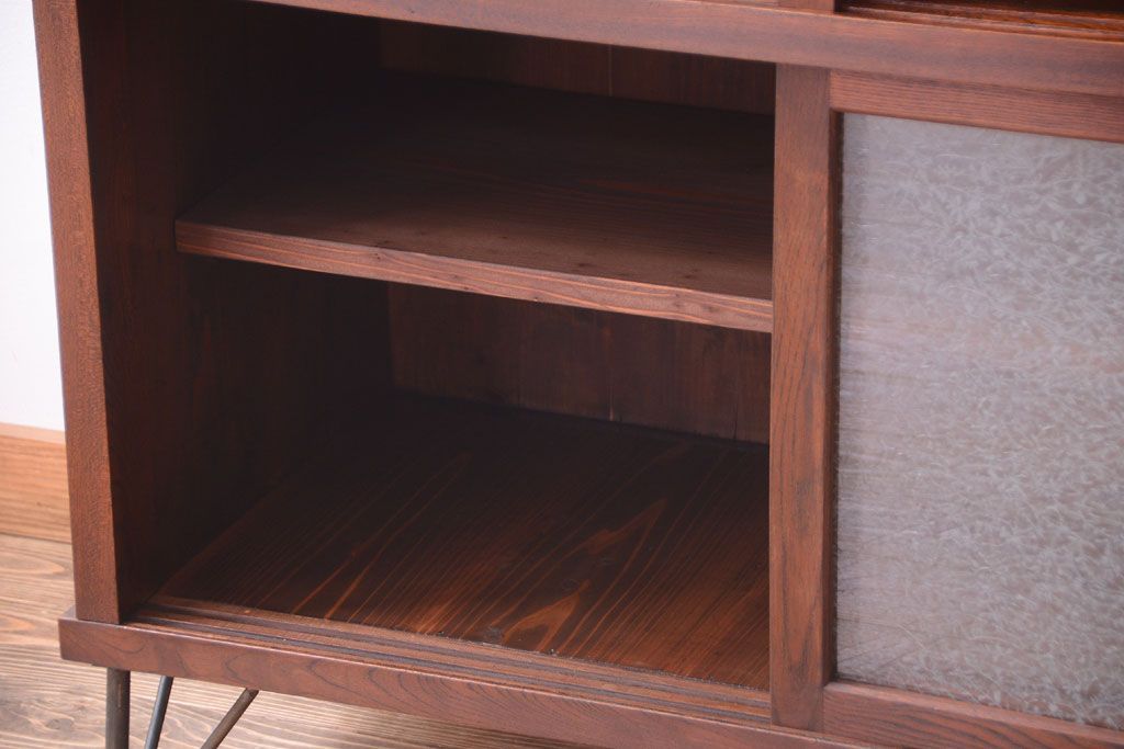 アンティーク家具　和製アンティーク　結霜ガラス入り!前面欅材の鉄脚サイドボード(収納棚)