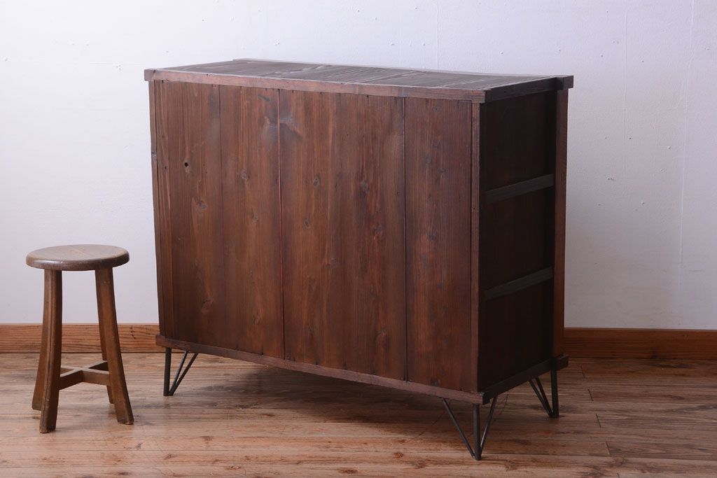 アンティーク家具　和製アンティーク　結霜ガラス入り!前面欅材の鉄脚サイドボード(収納棚)