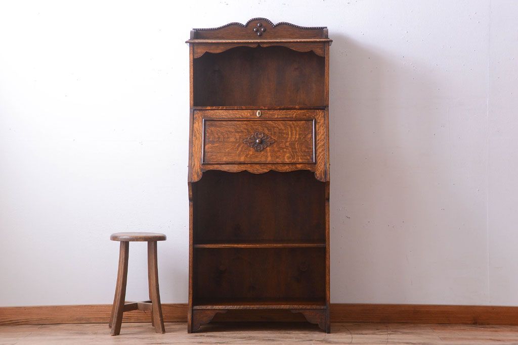 アンティーク家具 イギリスアンティーク 彫刻が美しいオーク材のライティングビューロー