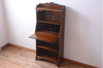 アンティーク家具 イギリスアンティーク 彫刻が美しいオーク材のライティングビューロー