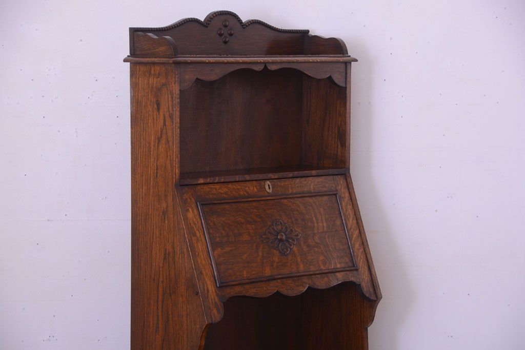 アンティーク家具 イギリスアンティーク 彫刻が美しいオーク材のライティングビューロー