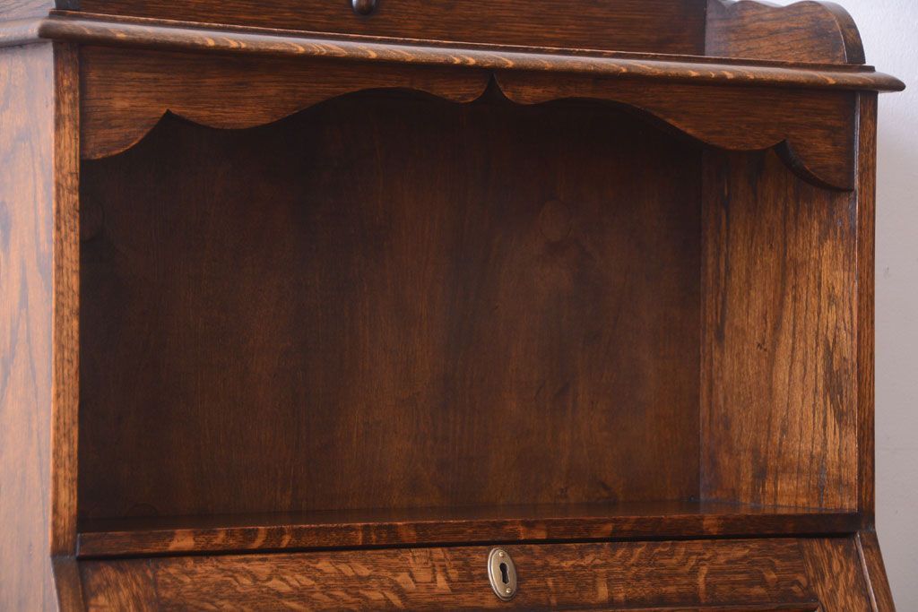 アンティーク家具 イギリスアンティーク 彫刻が美しいオーク材のライティングビューロー