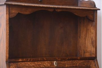 アンティーク家具 イギリスアンティーク 彫刻が美しいオーク材のライティングビューロー