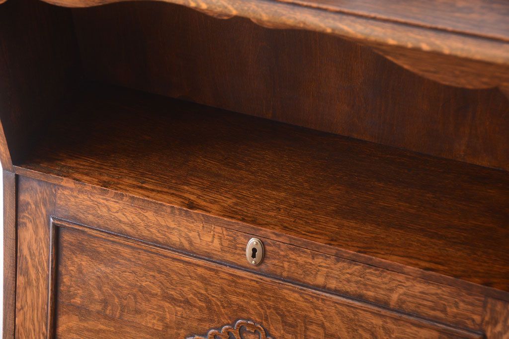 アンティーク家具 イギリスアンティーク 彫刻が美しいオーク材のライティングビューロー