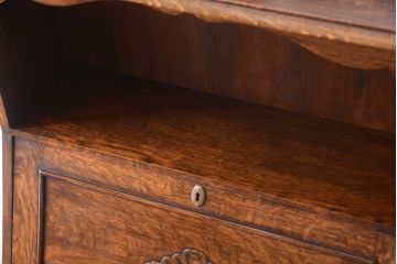 アンティーク家具 イギリスアンティーク 彫刻が美しいオーク材のライティングビューロー