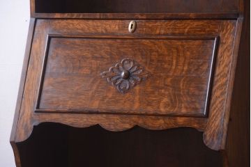 アンティーク家具 イギリスアンティーク 彫刻が美しいオーク材のライティングビューロー