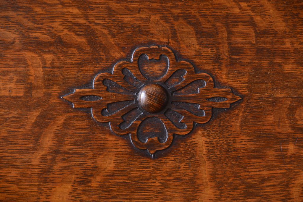 アンティーク家具 イギリスアンティーク 彫刻が美しいオーク材のライティングビューロー