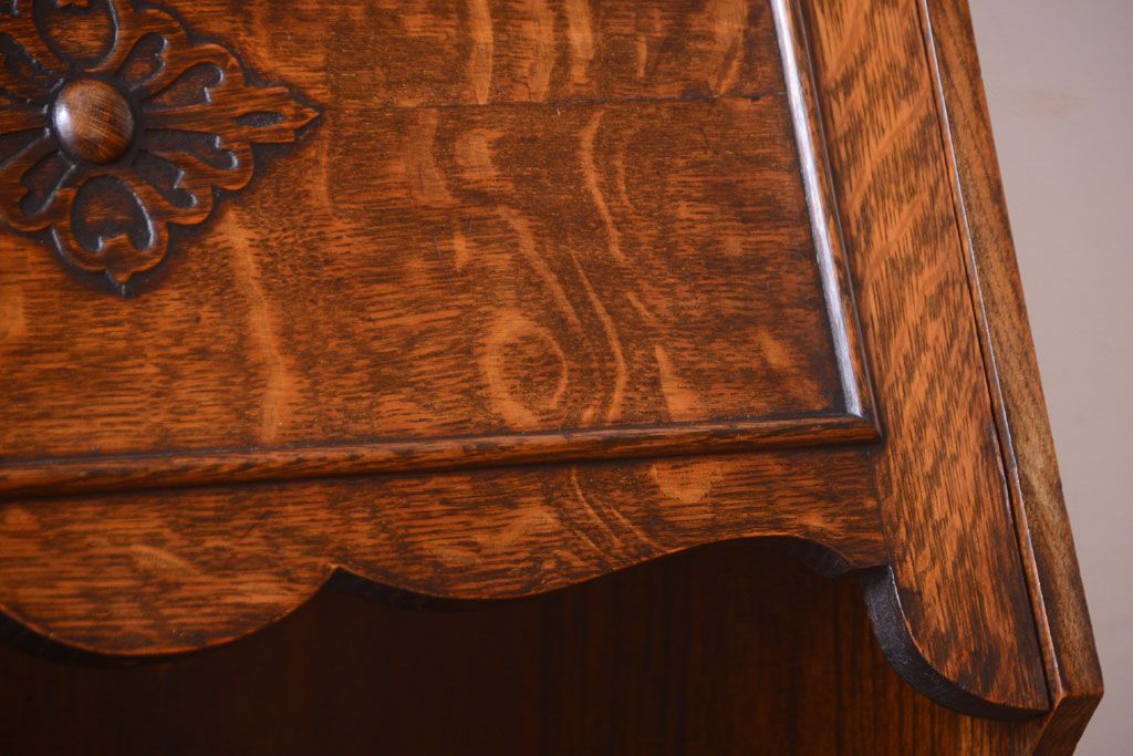 アンティーク家具 イギリスアンティーク 彫刻が美しいオーク材のライティングビューロー